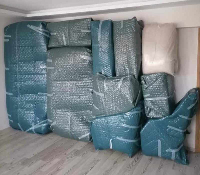 Mersin Uzman Eller Nakliyat firmasına ait hassas eşya paketleme gerçek faaliyet fotoğrafı