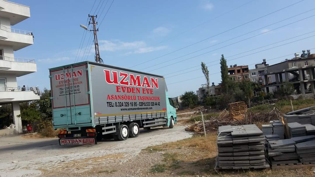 Mersin Uzman Eller Nakliyat firmasına ait güvenli taşımacılık ekibi gerçek faaliyet fotoğrafı